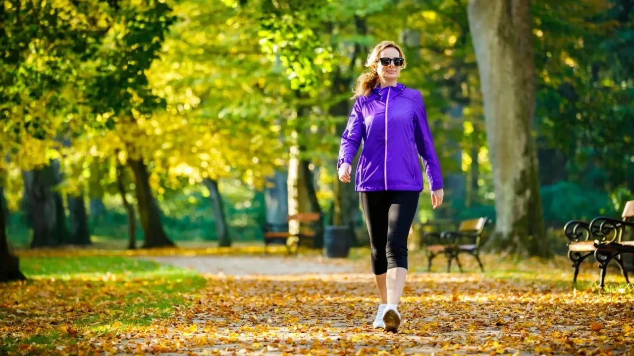 Benefici su corpo e mente di fare camminate di 10000 passi al giorno