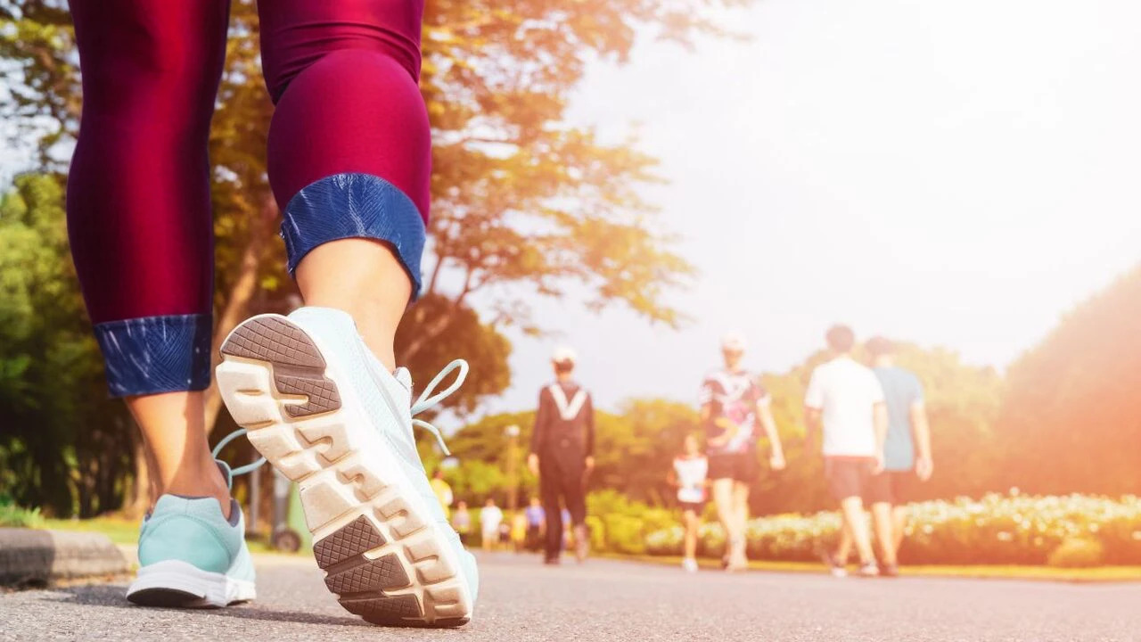 A 50 anni è meglio correre o camminare e quali sono i benefici